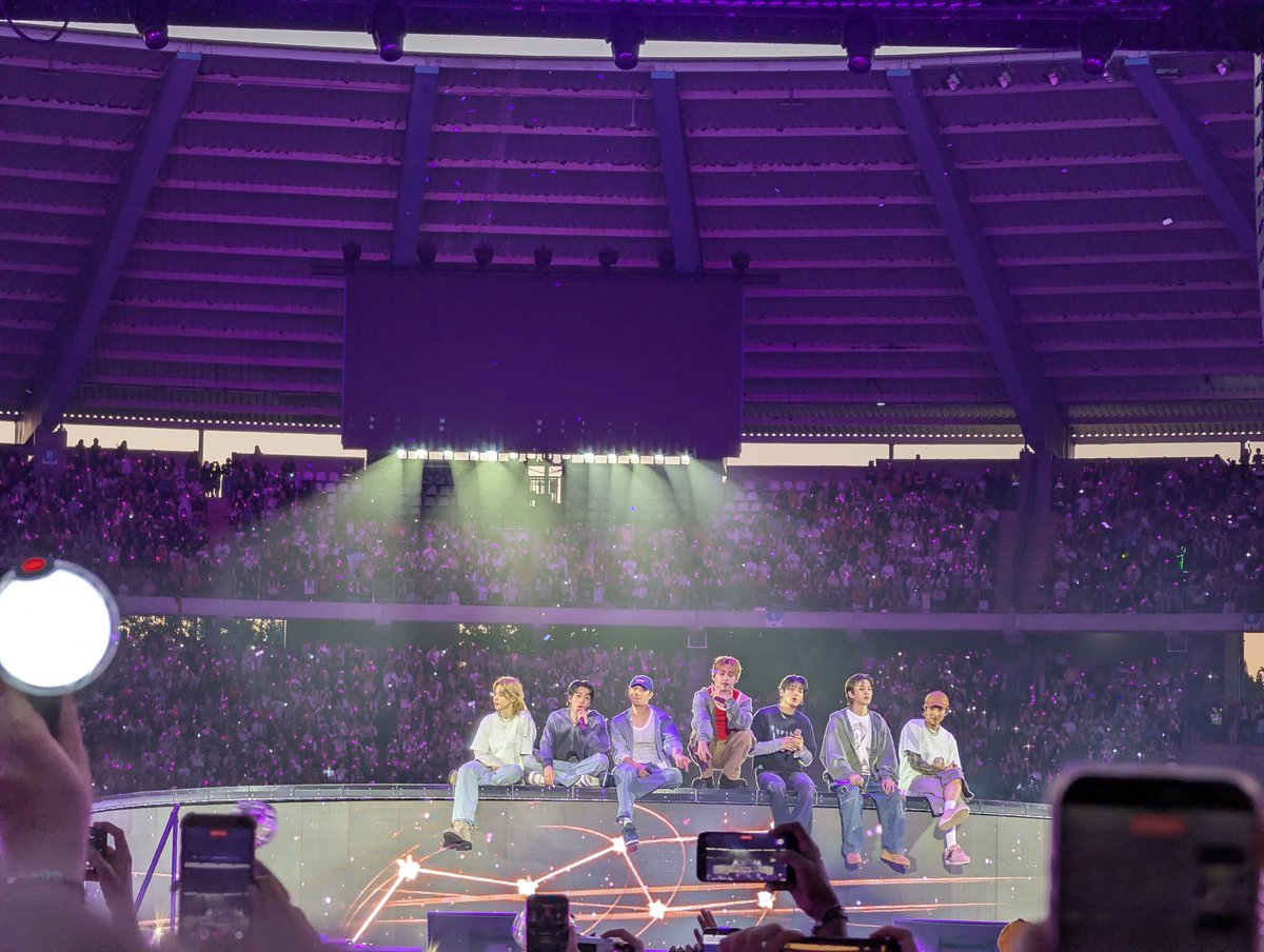 skalli4_4's tweet photo. The standing floor was the best decision I could've made. I danced and sang my lungs out and my feet still ache. Maybe I didn't have the best view all of the time and didn't see all glorious choreo moments, but the energy was so insane 💜 #BTS_ARİRANG_BRUSSELS #BTS https://t.co/xKx2jiwp7o