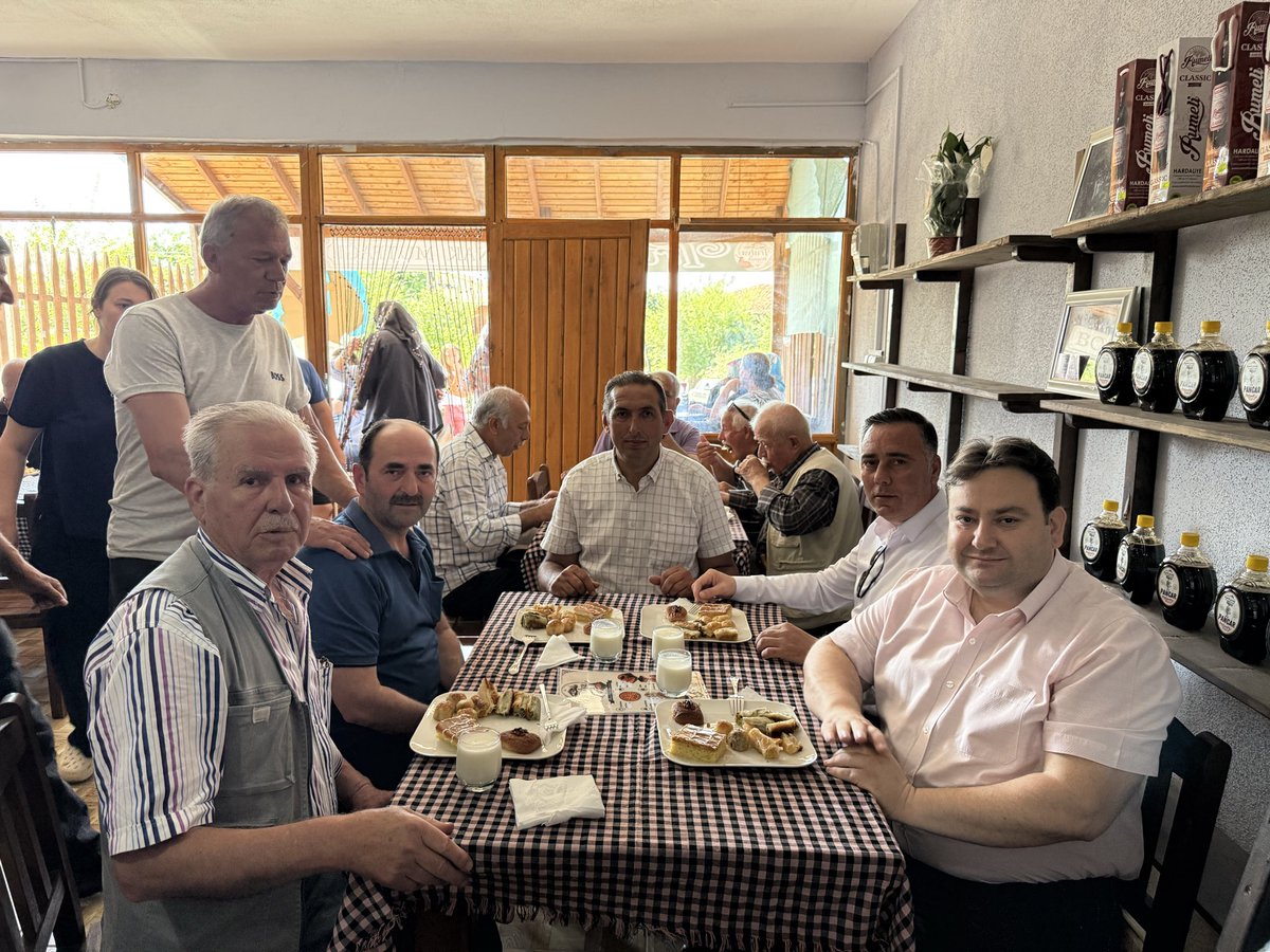DemirkoyG's tweet photo. 📍 Hamdibey Köyü

Hamdibey Köyümüzde, turizm ve yöresel lezzetlerimize değer katacak Trulya Boşnak Mutfağı işletmesinin, kıymetli hemşehrilerimiz Özgür ve Nalan Tüzüner’e ait iş yerinin açılışını gerçekleştirdik.

İlçemize ve Hamdibey Köyümüze hayırlı, uğurlu olsun. 🤝🇹🇷 https://t.co/bdIPK7yRp0