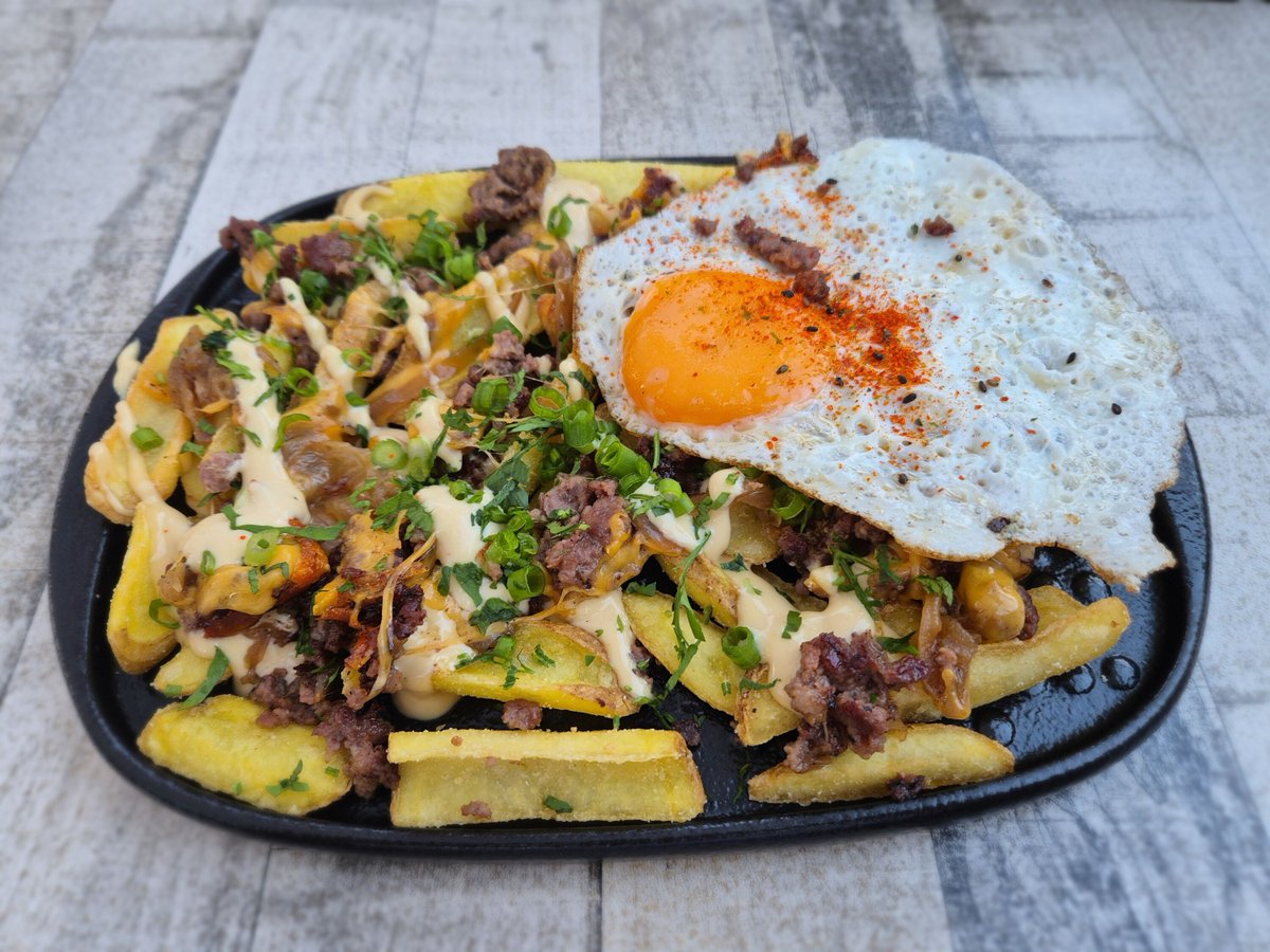 vanheel_timmy's tweet photo. Loaded fries with meat, cheese sauce, onions, herbs and a fried egg on top.
#FoodPorn #LoadedFries https://t.co/yhw9B9QBZD