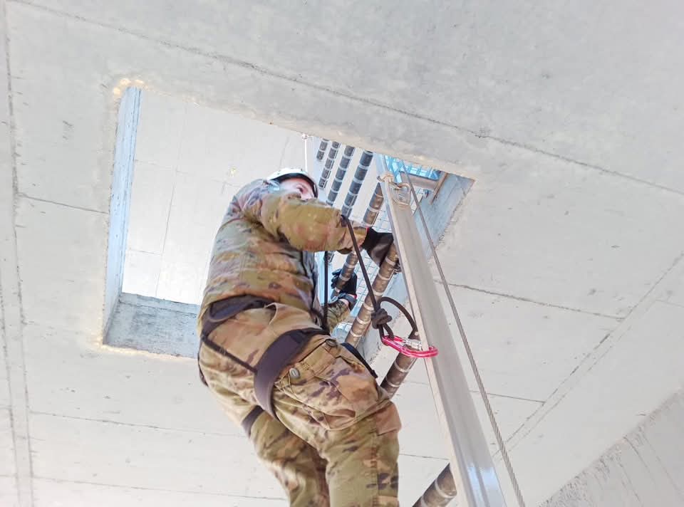 FUTER_ET's tweet photo. El Batallón 'Princesa' #RILaReina2 se instruye en la torre multiusos para mejorar sus destrezas en progresión por el interior de edificios y movimientos verticales reforzando las técnicas de descensos que permiten operar en entornos urbanos.
#BrigadaGuzmánelBueno
#SomosTuEjército https://t.co/e85QORrhMd
