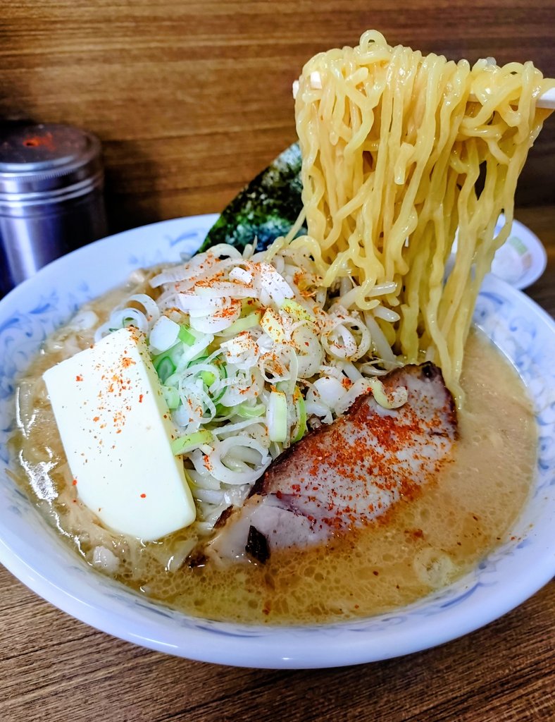toshibotan's tweet photo. 関内『来々軒 本店』🍜115
味噌ラーメン大盛　バター

忙しくて遅昼🍜
通し営業ありがたい😆
老舗の白味噌を使ったスープは優しく最初から七味この位入れます🤭
途中から胡椒や🧄で味変して更に楽しみます😍この麺もいいんだな〜
明日約束があるのに🧄入れ過ぎた😅
激旨でご馳走様でした🙏🏻 https://t.co/inmC7vP1Qf