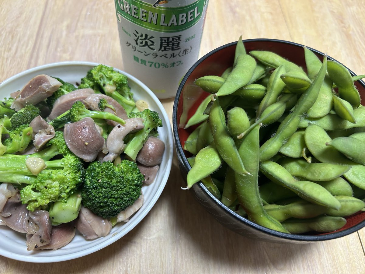 hideoo7's tweet photo. 群馬産枝豆と
ブロッコリーとズリ炒めで
ぼっち呑みはじめました🍺 https://t.co/FUW2FqNdbO