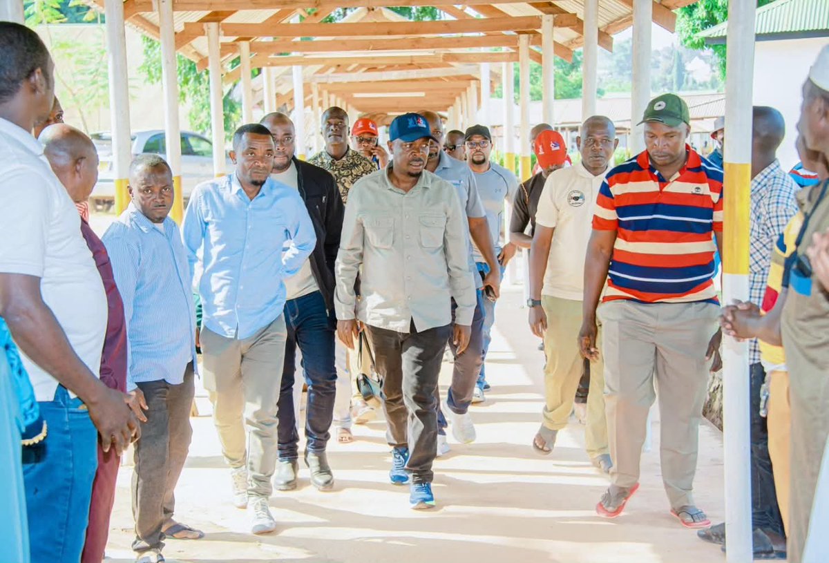 FamaraMedia's tweet photo. M/Mwenyekiti wa @ChademaTZ2  Bara, @HecheJohn, pamoja na N/ Katibu Mkuu wa Bar @amanigolugwa, na  wengine, wamewasili katika mortuary ya Hospitali ya Mkoa wa Kigoma, Maweni, kushiriki uchunguzi wa mwili wa marehemu Suez Dani Maradufu ili kubaini chanzo cha kifuo chake. https://t.co/wBeGBxZqDF