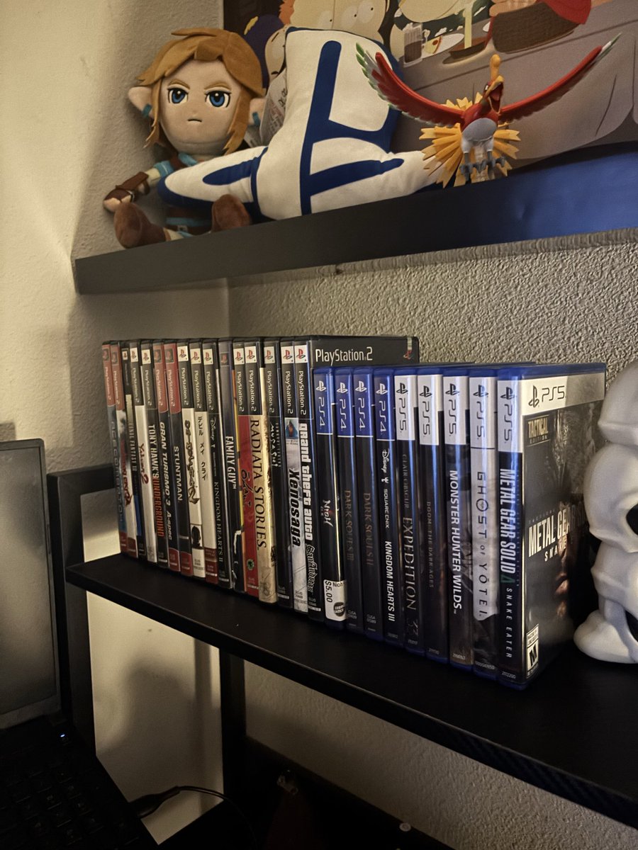 Zomzom_2000's tweet photo. In recent trends of showing off physical discs of our games 

#fuckplaystation https://t.co/W74iSetT4e
