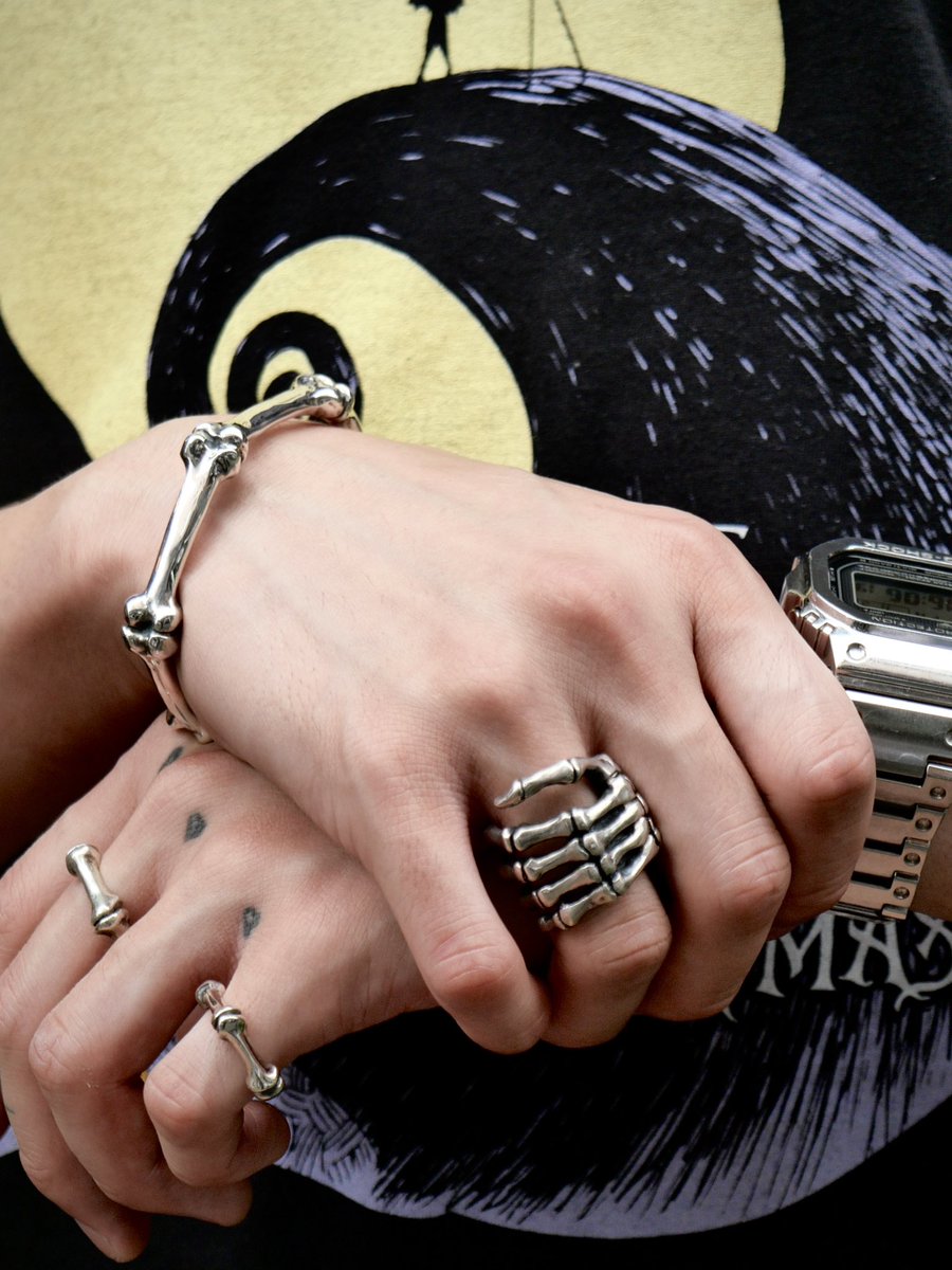 クレイジーピッグの『BONES BANGLE』は、骨を連結したシンプルな