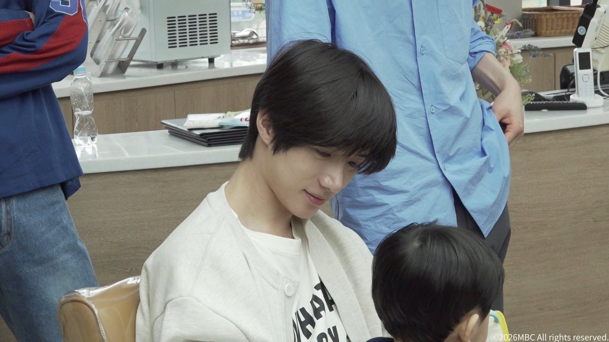 Lemino_K's tweet photo. ／
第11話までLemino独占配信中✨
☀TXTの育児日記☀️
＼

育児難易度最上レベルの美容室へ行く
ユジュンと #TOMORROW_X_TOGETHER👶⭐

予想どおりユジュンは大号泣😭
あやしたり抱っこしたり、ヘトヘト…😩

🌈次回第12話：7月10日(金)AM11時配信開始🌈

▼ご視聴はこちらから
https://t.co/boaITGaxSf https://t.co/piuKc2UGFa