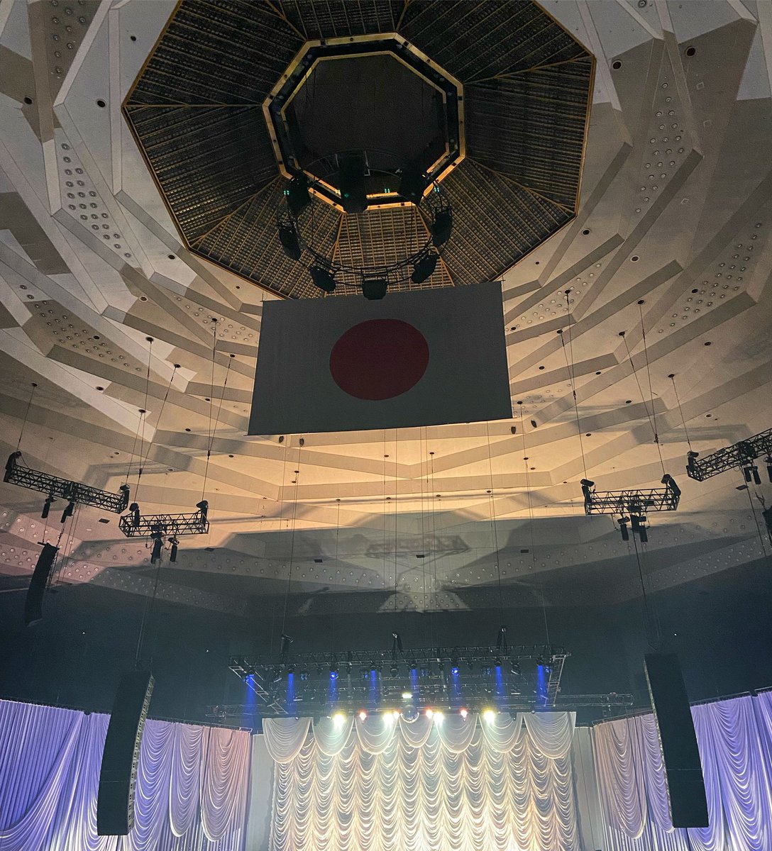 KantaroUchidaO's tweet photo. 本日、奇妙礼太郎 日本武道館 単独公演 “1976”にゲスト出演させていただきます🎸
奇妙さんは先輩孝行だなぁ♡

#奇妙礼太郎 
#日本武道館単独公演 
#内田勘太郎 https://t.co/kZyrxjucI0