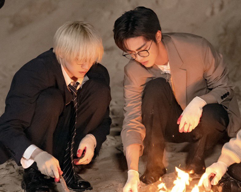 y1che3_'s tweet photo. 둘이 같은 불을 바라보는 것만으로도 서사가 생김 https://t.co/Zf4d5FcYhr