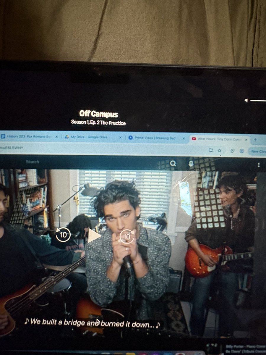 ESPRESSORAIN's tweet photo. Doing a rewatch of off campus and just noticed one of the tabs opened in hannah’s macbook is breaking bad. hehehe #offcampus #hannahgarrett #s1e02 https://t.co/reX5jgwUiw