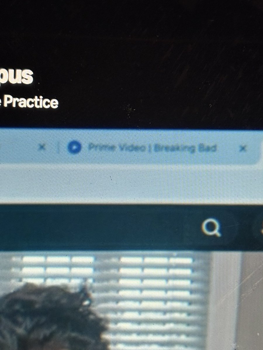 ESPRESSORAIN's tweet photo. Doing a rewatch of off campus and just noticed one of the tabs opened in hannah’s macbook is breaking bad. hehehe #offcampus #hannahgarrett #s1e02 https://t.co/reX5jgwUiw