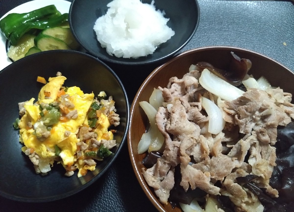 Wh_Java_sparrow's tweet photo. こんにちは☀
今週はバタバタしていましたが、生姜焼きや、豚ひき肉とピーマン・人参との炒め物、翌日は卵と一緒にしたり、生ハムと大根のサラダ、豚ひき肉のオムレツなどを作ってなるべく自炊していました。
今日はマッサージにも行ってリフレッシュ出来たので早く寝ようと思います☘️
#おうちごはん https://t.co/1ChVmoOSzt