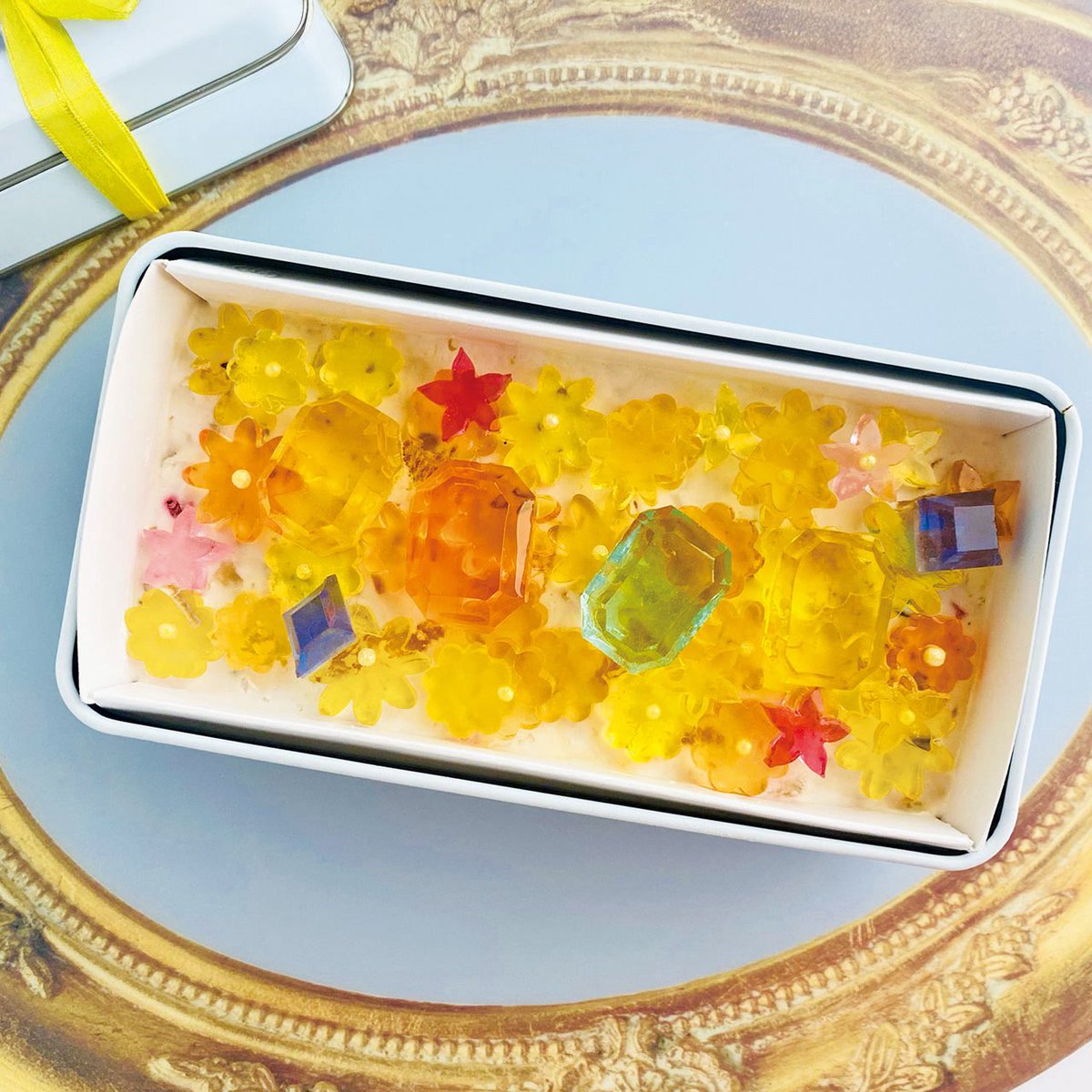 夏の花々と宝石がきらめく。 季節限定のアイスケーキと琥珀糖、本日