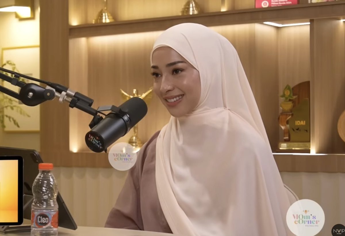 insidefolkative's tweet photo. Nikita Willy: Gimana caranya kita bisa balance, antara pekerjaan dan iman ditengah hustle culture yang seperti sekarang ini? 

Fahra Qoonita: Yang menjadi poin utama adalah jaga salatnya. Salat itu kan sesuatu hal yang sebentar,  Allah tuh sayang banget ya sama kita, tau nih kita suka hustle, banyak banget yang dikerjain, apakah seorang ibu, apakah ibu yang bekerja, atau apapun perannya, ada banyak banget kesibukan. Tapi ketika kita mencoba tidak melalaikan salat-salat kita, kita coba ngejaga nih minimal yang 5 ini ngga lalai dan khusyuk,ya maka disitu InsyaAllah akan bisa timbul balance, antara kehidupan dunia sama akhirat kita. 

jadi cobalah untuk menjaga dan memaknai salat-salat kita, bahwa salat itu adalah momen kita terhubung  sama Allah, apapun itu perannya. Jadi dari salat itu kita bisa menjaga balance bahwa tujuan kita sdalah pulang kepada Allah, apapun perjalanan dan perjuangan kita. 

Jadi islam itu agama yg sangat-sangat melihat niat. Allah melihat hati yang terpaling dalam, Allah bisa tau dan melihat hati kita yang paling dalam dan Allah menilai itu. Manusia itu ngga bisa nilai hati kita, yang manusia bisa liat hanya postingan Instagram kita, karir kita, jabatan kita. Tapi Allah yang nilai kita ini sungguh-sungguh menuju kepada Allah atau kita lagi lalai dan melupakan Allah.
