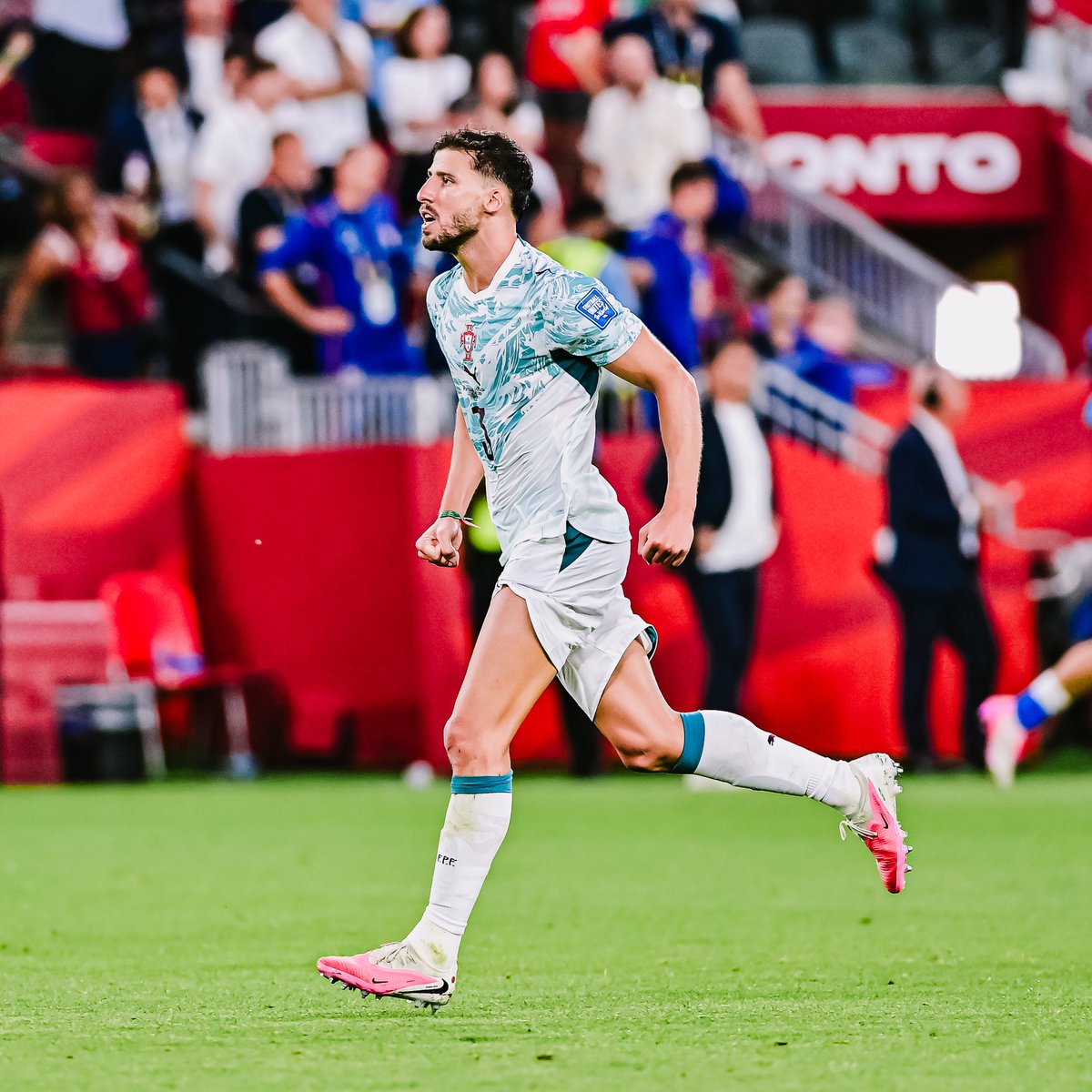 ManCity's tweet photo. World Cup round-up: Spain and Portugal through to Round of 16 🌎⚽️

🔗 https://t.co/FwKeNB7DM6 https://t.co/PqZ4Sg6jVr
