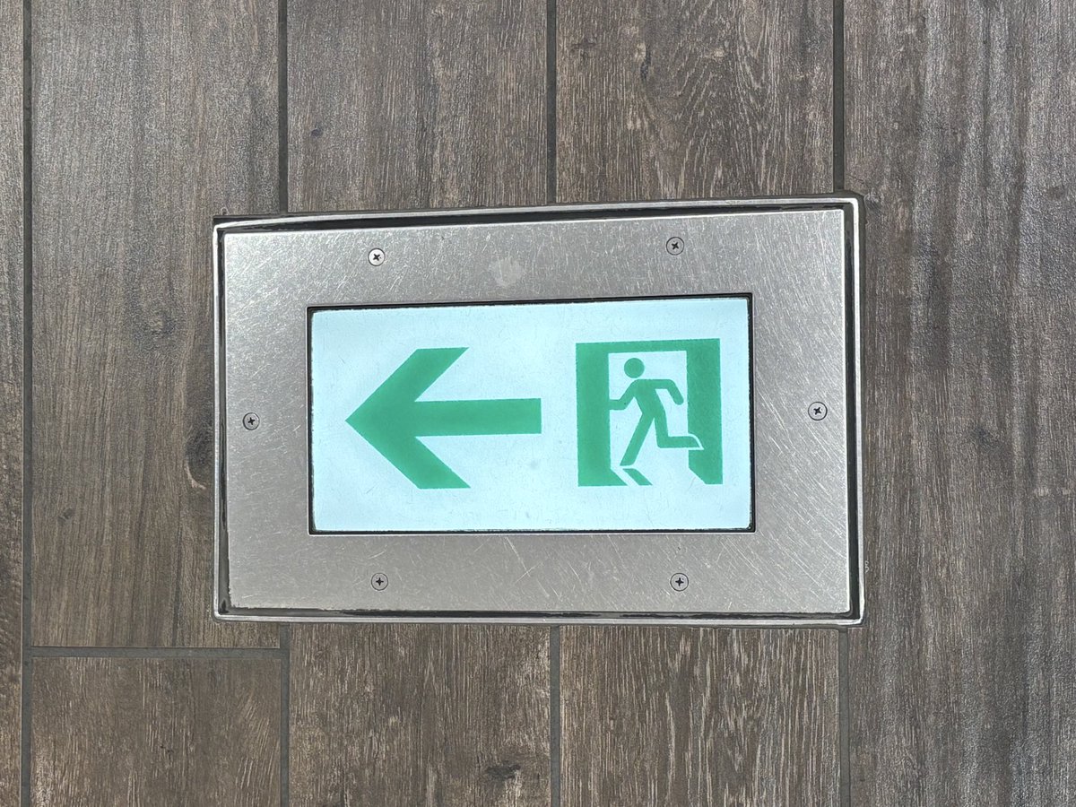 CCFL_EXIT's tweet photo. 冷陰極管世代の2:1誘導灯
LED式は飽きるほど見かけますが冷陰極管式は3:1タイプが主流だった時期に並行して販売されていたので設置数が少ないです。
何台かはLED世代に更新されていました。 https://t.co/d06cLOcLOP