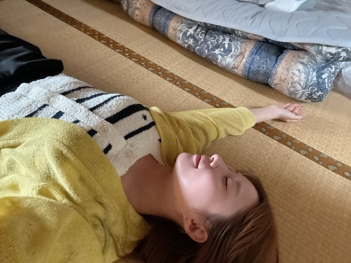 coco3n's tweet photo. 実家に帰っていた。
お母さんは張り切って私の為にお布団を新しく買い替えていた。
決して裕福ではないけれど、心のこもったおもてなしが今日をどれほど楽しみにしていたかが伝わってきてあたたかくなった。
緑がいっぱい見える窓を開けて雨の音が心地よく、美味しい空気と共に畳に寝転んでいたら本当に幸せで何故か泣けてきた。
畳って気持ちいいよね。

2人で温泉にも入った。
実の娘なのに、恥ずかしがって私が見てない時にしか動けないお母さん。
それにすぐに気づいたから、私はただただ外を眺めて温泉に入ることにした。
お母さん気持ちよさそうだった♨️

美味しいお魚屋さんがあるの！
って連れて行ってくれて、2人で食べきれない分のお刺身を頼んで抱えてるお母さん。
食卓に並べて食べていて
ビールが飲みたいなぁ、と言う私に
˗ˏˋ いいね！！！  ˎˊ˗とノってきた。
体調が悪くてお酒を控えていたのに飲みたがってくれたので、お風呂上がりのすっぴん2人でタクシーに乗って夜のコンビニまで行った。
高校生みたいにお酒や食べたいものを追加して、お家に帰って映画を見た。
私の大好きなバーレスクがあったから、一緒に見た。
お互いにこんなのが良い、こいつはダメだ！なんて言いながら、楽しく見ていて、お酒が入って調子に乗ったお母さんはバーレスクの踊りを真似して腰を痛めて寝た。

今日は少しドライブをした。
ここの道の駅のヨーグルトとレバーのワイン煮が美味しいから！と、沢山買って私に持たせてくれた。

帰り際、体に気をつけてお仕事頑張ってね。忙しいと思うけどまた会いにきてね。
って少し寂しそうだった。

お父さんが亡くなって私にはたった1人の親のお母さん。
また近々一緒に乾杯したいものです。

あ、カラースプレーのアイスは連れて行ってくれたランチビュッフェにあったの。
私が嬉しそうに沢山かけてるから、お母さんが真似してるんるんでかけて、私と同じように写真を撮ろうとして手がぶつかってこぼして泣いてた。

大好きよ、お母さん。