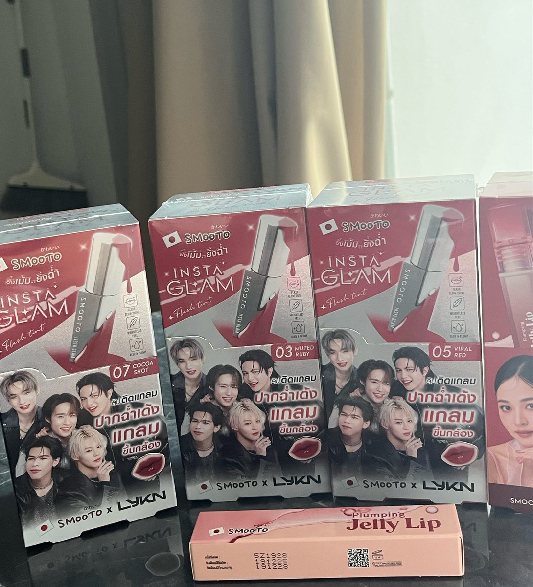 aerngaei26's tweet photo. แจกลิป1กล่องค่ะ โดนน้องชู้ต ฮื่ออ 
แจกวันที่15 นะคะ เลือกสีเองได้  
(รีทวิตไว้เลย) 

#SmootoLiveMarathon #SmootoxLYKN #ตลาดนัดLYKN #LYKN https://t.co/r5oFn6UDf1
