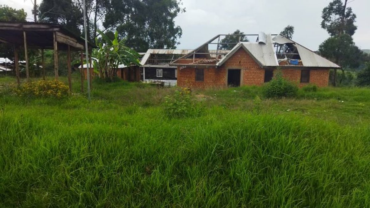 bakadifuilaChri's tweet photo. Urgent đšđš
Une attaque de drone fait des morts dans le territoire de #Fizi.
âLe village de #Mulima, dans le groupement de #Basilocha,territoire de #Fizi au @SudkivuGouv dans l'est de la #RDC, a Ă©tĂ© le théùtre d'un bombardement par drone des rebelles #Twirwaneho et #Red_Tabara alliĂ© au @M23_ARC / @afcongo , aux environs de 5 heures du matin.
Selon les premiÚres informations communiquées par le mouvement citoyen local Machozi ya Raiya (MCMR-FIZI), la frappe a ciblé les installations de l'école primaire #Ngulube. Un bilan provisoire fait état d'au moins 21 victimes, parmi lesquelles figurent des militaires et civils.
Cette nouvelle attaque s'inscrit dans un contexte sécuritaire particuliÚrement volatile, marquant le troisiÚme bombardement enregistré dans cette localité depuis le début de l'année.
Bien que les activistes locaux pointent du doigt une implication prĂ©sumĂ©e de l'armĂ©e rwandaise, le mouvement citoyen insiste sur la nĂ©cessitĂ© d'ouvrir une enquĂȘte indĂ©pendante, impartiale et vĂ©rifiable afin de clarifier formellement l'origine et les responsabilitĂ©s de cette frappe.
âFace Ă la rĂ©pĂ©tition de ces attaques aĂ©riennes, la situation humanitaire se dĂ©tĂ©riore rapidement dans la rĂ©gion. Prises de panique, de nombreuses familles ont choisi d'abandonner leurs habitations pour se rĂ©fugier dans les zones de brousse environnantes, jugĂ©es plus sĂ»res, fuyant ainsi les risques de nouveaux bombardements. Devant l'urgence de la situation, les reprĂ©sentants de la sociĂ©tĂ© civile locale ont lancĂ© un appel pressant au gouvernement de la RĂ©publique dĂ©mocratique du #Congo pour qu'il renforce les dispositifs de sĂ©curitĂ© dans le territoire de Fizi, assure la protection des populations civiles et dĂ©ploie une assistance humanitaire d'urgence pour les dĂ©placĂ©s.
De mĂȘme, une interpellation a Ă©tĂ© adressĂ©e aux partenaires nationaux et internationaux afin qu'une surveillance accrue soit exercĂ©e dans la zone pour faire respecter les principes fondamentaux du droit international humanitaire.
@POTUS @ONU_fr @SecRubio