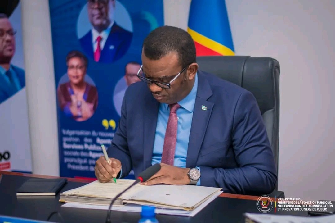 Olivier_MESO's tweet photo. 🚨#RDC | Le VPM Jean-Pierre @LihauEbua dote désormais le Secrétariat Général de la Primature de ses cadres et structures organiques.

Le Vice-Premier Ministre en charge de la Fonction Publique, S.E.M Jean-Pierre LIHAU a procédé ce jeudi 02 juillet 2026, à la remise officielle de cet outil stratégique de gouvernance au Directeur de Cabinet de S.E. Madame la Première Ministre, Mr. Mickael Lukoki.(@Kivuvu_Kieto).

Cette dotation s’inscrit dans la dynamique de modernisation de l’Administration Publique engagée par le Gouvernement. Elle permettra au Secrétariat Général de la Primature de disposer d’une organisation administrative rationalisée, d’une meilleure répartition des emplois et d’un fonctionnement davantage axé sur la performance et l’efficacité.

#FonctionPubliqueRDC #RéformesPrimatureRDC  #AdministrationPublique #Modernisation