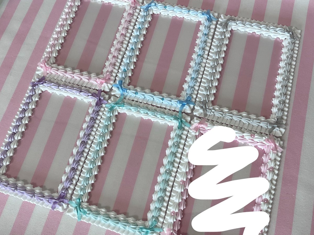 PiiPuruPiPPuru's tweet photo. こちらのケース受注会とは別に何色か作る予定のため、カラーのリクエスト受け付けております♡
フリル部分のカラーやリボンのカラーなど、組み合わせ色々作れます♡（受注会では写真2枚目のようなデザインですので、それ以外で）
以前送っていただいた白ベースに赤リボンなどは作る予定です🍓 https://t.co/9CcK9gwoNI
