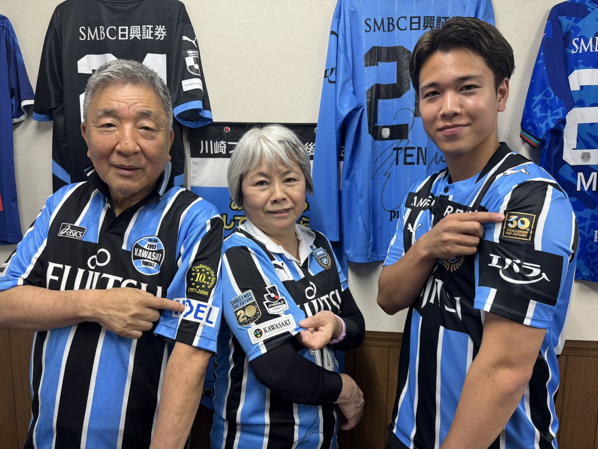 frontale_staff's tweet photo. 【#2026_27川崎商店街回り　鹿島田】
鹿島田挨拶回りの最後は、笠原不動産さんです✨

なんと10周年・20周年のユニフォームを着ていただいてます🙌すごい‼︎
記念に3人でパシャリ📸いつも応援ありがとうございます‼︎

これにて鹿島田エリア終了です。今回もご協力いただいた皆さんありがとうございました☺️

#frontale
