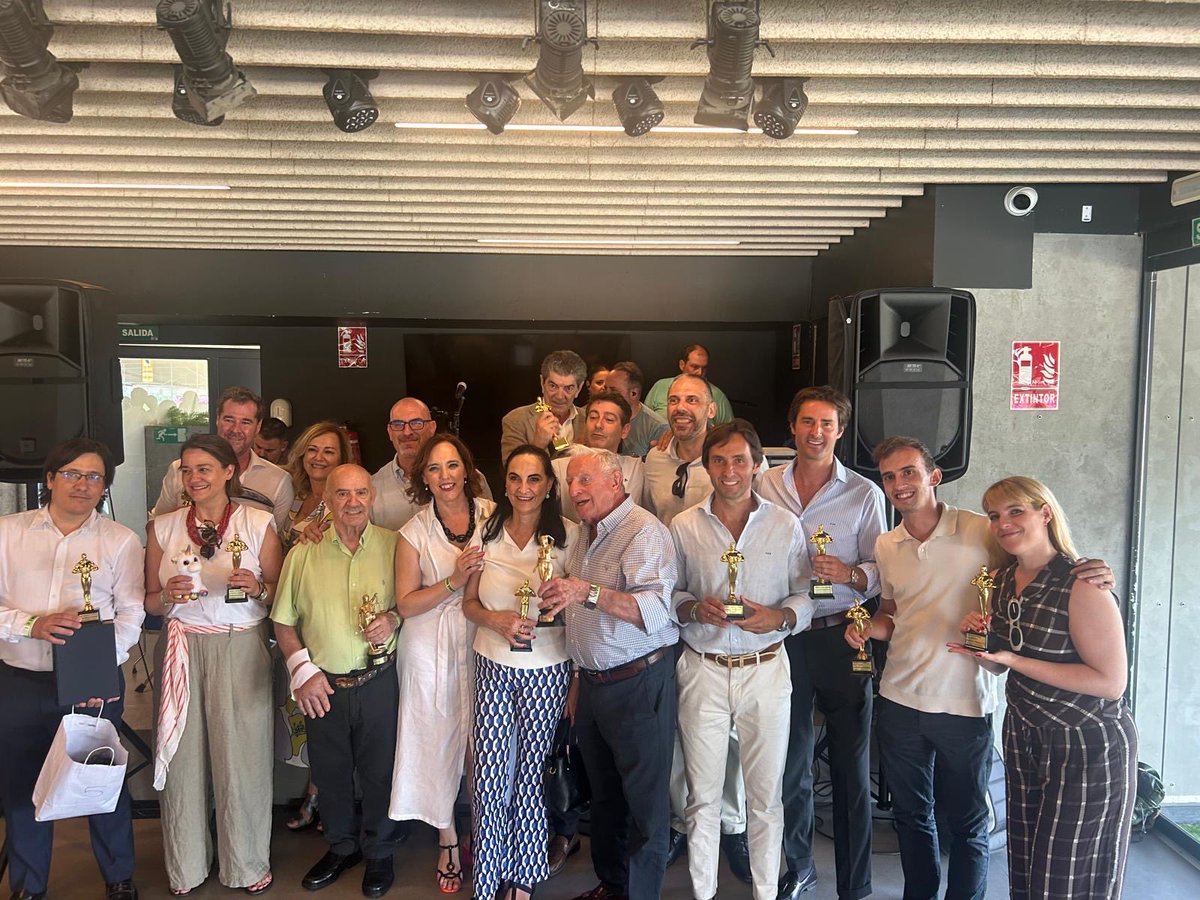 jimenez_bidon's tweet photo. Orgullosos de recibir este reconocimiento en la comida de la Jurisdicción Social. Gracias por este premio y enhorabuena al resto de galardonados. Seguimos comprometidos con la excelencia en el Derecho Laboral.

#DerechoLaboral #JurisdicciónSocial #Abogacía https://t.co/ZgGWtFw9Wt