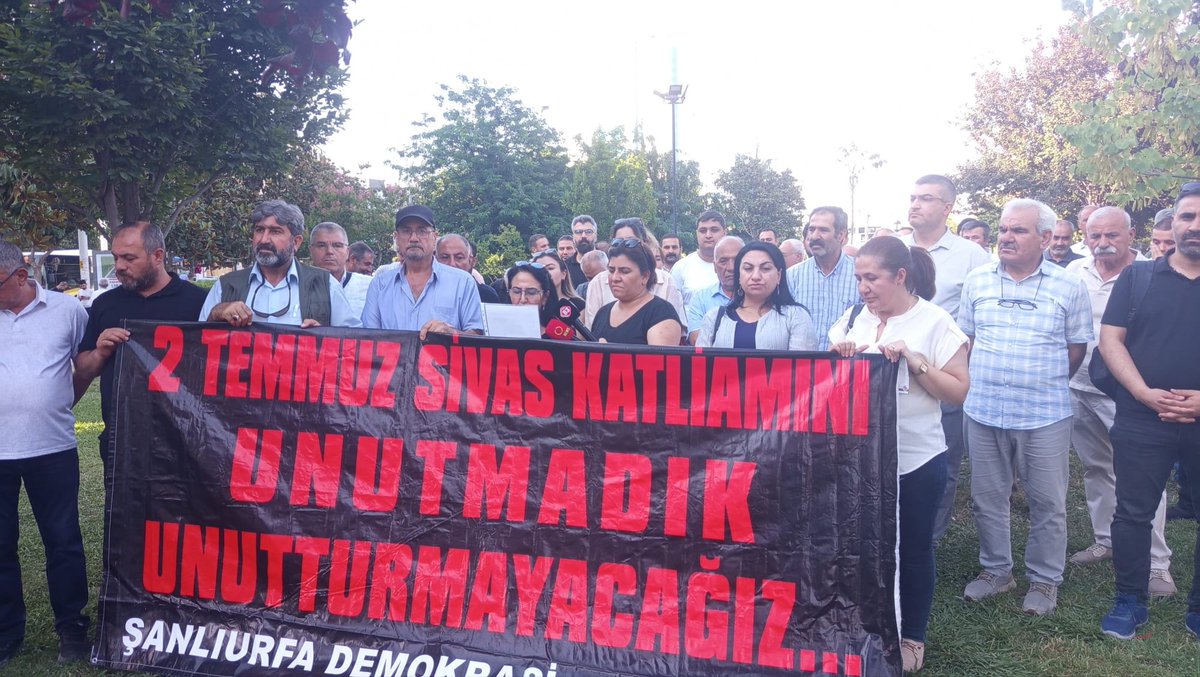 EgitimsenUrfa's tweet photo. Madımak'ı unutmadık, unutturmayacağız!

2 Temmuz 1993'te Madımak Oteli'nde katledilen 33 canımızı, bugün gerçekleştirdiğimiz basın açıklamasıyla bir kez daha saygı ve özlemle anıyoruz. https://t.co/UuH7n9CBUm