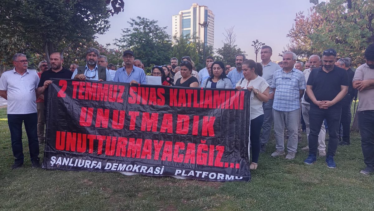 EgitimsenUrfa's tweet photo. Madımak'ı unutmadık, unutturmayacağız!

2 Temmuz 1993'te Madımak Oteli'nde katledilen 33 canımızı, bugün gerçekleştirdiğimiz basın açıklamasıyla bir kez daha saygı ve özlemle anıyoruz. https://t.co/UuH7n9CBUm