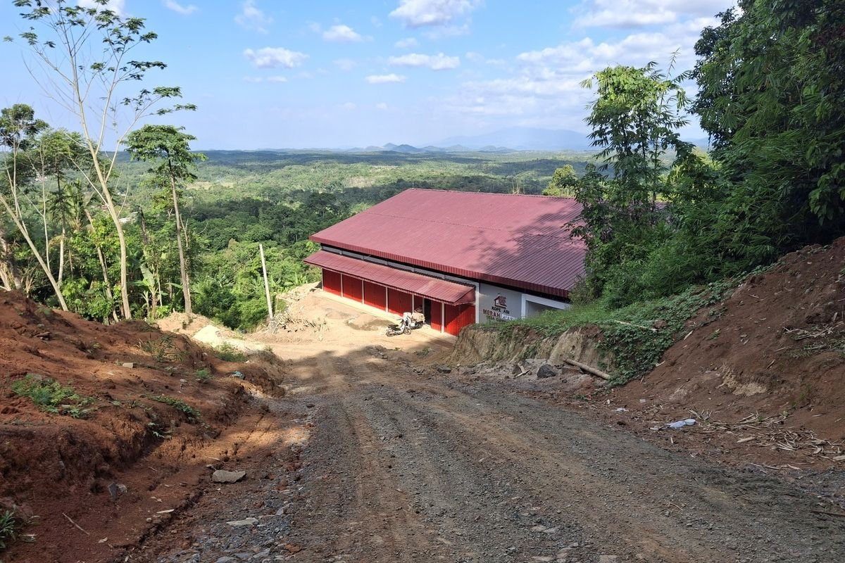 LambeSahamjja's tweet photo. Klarifikasi dari kepala Desa Girimukti soal lokasi kopdes yang berada di hutan :
- Desa tidak berwenang menentukan lokasi 
- Penentuan lokasi ada di tangan pelaksana pembangunan, yaitu PT Agrinas Pangan Nusantara.
- Tidak ada aturan lokasi harus strategis
- yang penting ada tanah bengkok yang tersedia.
- Tidak ada pilihan lahan lain Desa Girimukti hanya punya satu lahan bengkok yang bisa dipakai
- Keterbatasan anggaran
- Jika harus mencari lahan di lokasi lebih strategis (misalnya pinggir jalan), desa tidak punya anggaran untuk membeli tanah baru.
- pokoknya pusat nyuruh sediakan lahan saja 
- desa tidak di libatkan penentuan titik