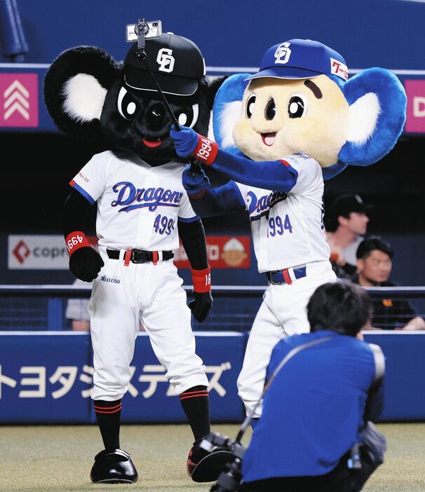 gnomotoke's tweet photo. サカナクション山口一郎提案の中日新マスコット「ブラックドアラ」デビュー　ドアラと記念撮影も（中日スポーツ）-Yahoo!ニュース https://t.co/3mD8pyG2r0

球団の新たなマスコット「ブラックドアラ」が、試合前にファンの前でデビューした。 https://t.co/z8WUmmNJIV
