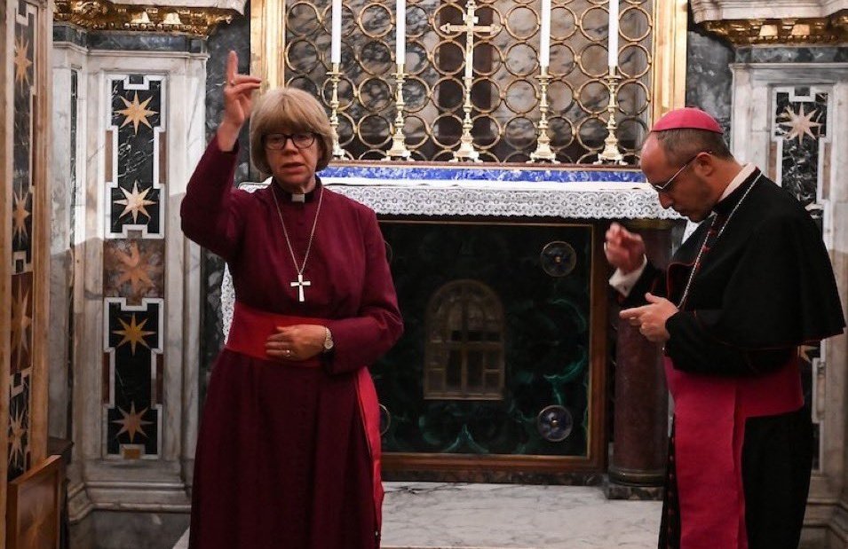 OldThunder41's tweet photo. Los que atacan a la HSSPX no son en absoluto defensores del Papa. Son defensores de la colegialidad del Concilio Vaticano II, del democratismo en la Iglesia y de su fase final decadente, la sinodalidad, negadora del primado de Pedro, ecumenista e indiferentista. https://t.co/kT0bRQDG39
