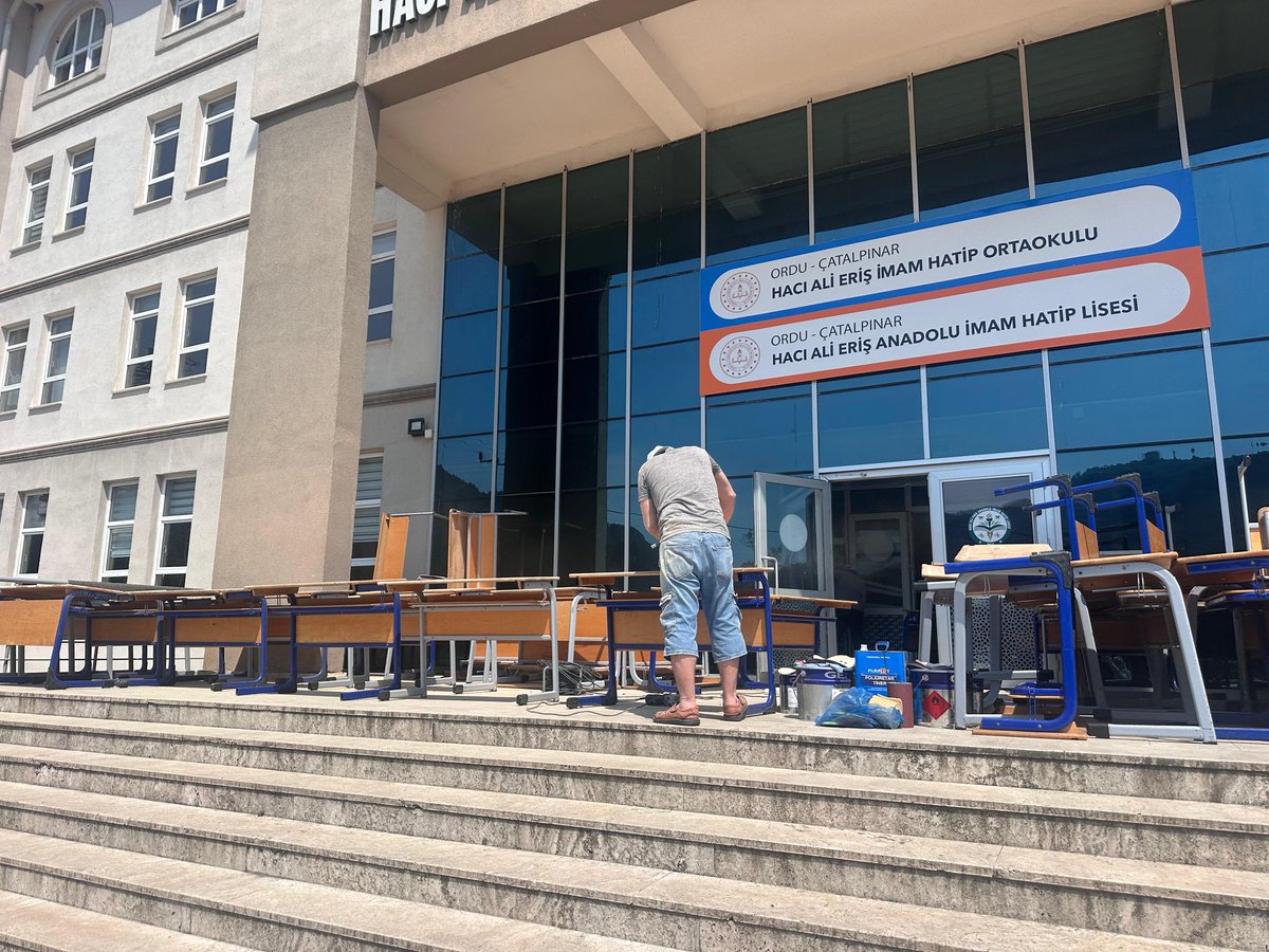 CatalpinarMem's tweet photo. YAZ DÖNEMİ BAKIM, ONARIM VE YENİLEME ÇALIŞMALARI BAŞLADI

2026-2027 eğitim öğretim yılına daha güçlü bir başlangıç yapmak amacıyla, ilçemizdeki tüm okul ve kurumlarımızda yaz dönemi bakım, onarım ve yenileme çalışmaları 1 Temmuz itibarıyla planlı bir şekilde başlatıldı.

Her okulumuzun ihtiyaçları tek tek değerlendirilerek hazırlanan çalışma programı doğrultusunda; fiziki ortamların iyileştirilmesi, eğitim alanlarının yenilenmesi ve öğrencilerimize daha nitelikli öğrenme ortamları sunulması için çalışmalar aralıksız sürdürülüyor.

Milli Eğitim Müdürümüz Sayın Hasan ACU, Hacı Ali Eriş İmam Hatip Ortaokulu ve Anadolu İmam Hatip Lisesinde yürütülen sıra yenileme çalışmalarını yerinde inceleyerek süreç hakkında bilgi aldı.

Uzun yılların kullanımına bağlı olarak deforme olan öğrenci sıraları, zımpara, bakım ve vernik işlemlerinden geçirilerek yeniden eğitim öğretime kazandırılıyor. Tamamlandığında yaklaşık 200 öğrencimizin kullanacağı sıralar ilk günkü görünümüne kavuşmuş olacak.

Yeni eğitim öğretim yılına sadece akademik olarak değil, fiziki altyapı açısından da güçlü bir şekilde hazırlanıyoruz.

#EğitimdeMarkaŞehirÇatalpınar