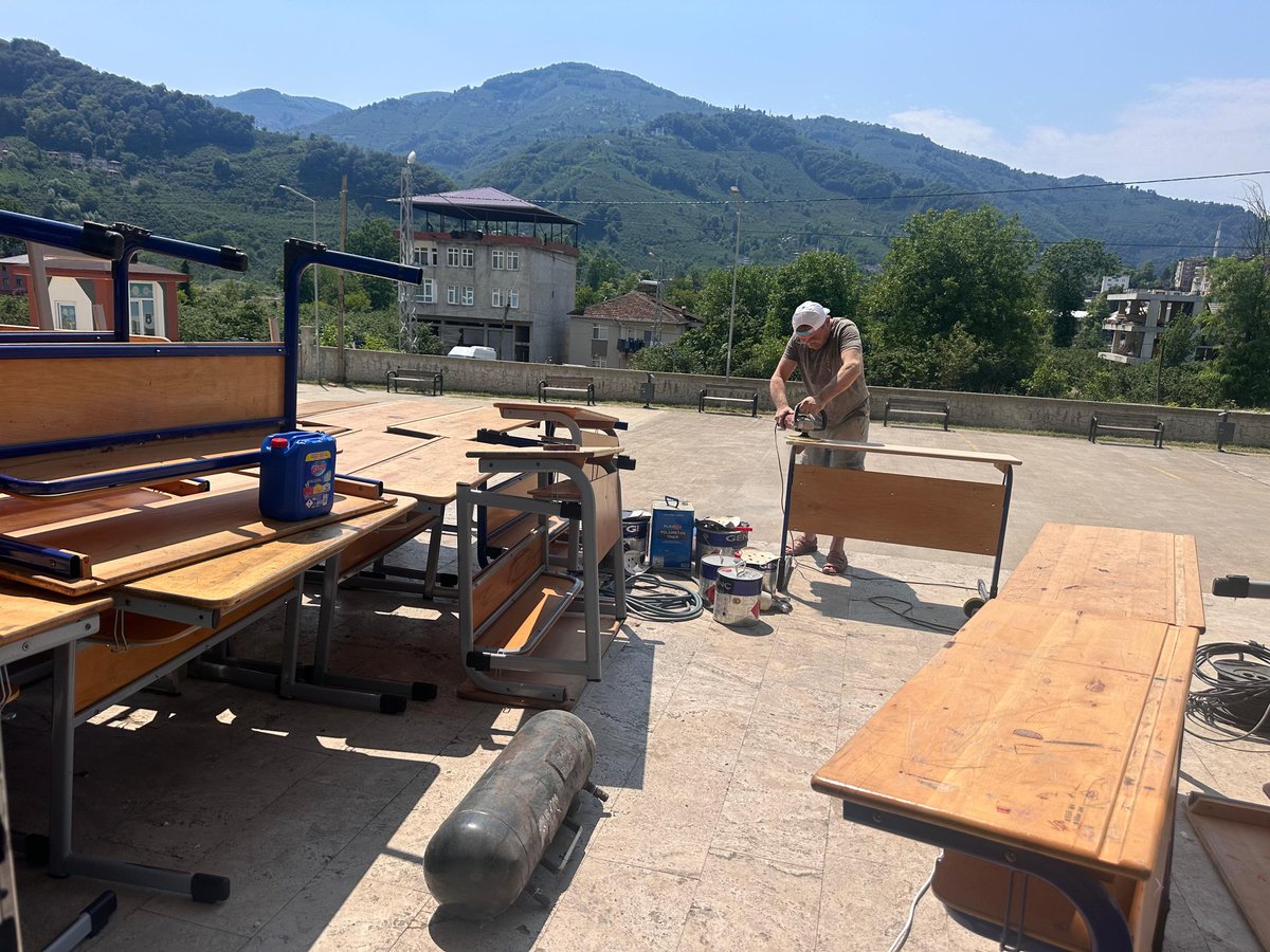 CatalpinarMem's tweet photo. YAZ DÖNEMİ BAKIM, ONARIM VE YENİLEME ÇALIŞMALARI BAŞLADI

2026-2027 eğitim öğretim yılına daha güçlü bir başlangıç yapmak amacıyla, ilçemizdeki tüm okul ve kurumlarımızda yaz dönemi bakım, onarım ve yenileme çalışmaları 1 Temmuz itibarıyla planlı bir şekilde başlatıldı.

Her okulumuzun ihtiyaçları tek tek değerlendirilerek hazırlanan çalışma programı doğrultusunda; fiziki ortamların iyileştirilmesi, eğitim alanlarının yenilenmesi ve öğrencilerimize daha nitelikli öğrenme ortamları sunulması için çalışmalar aralıksız sürdürülüyor.

Milli Eğitim Müdürümüz Sayın Hasan ACU, Hacı Ali Eriş İmam Hatip Ortaokulu ve Anadolu İmam Hatip Lisesinde yürütülen sıra yenileme çalışmalarını yerinde inceleyerek süreç hakkında bilgi aldı.

Uzun yılların kullanımına bağlı olarak deforme olan öğrenci sıraları, zımpara, bakım ve vernik işlemlerinden geçirilerek yeniden eğitim öğretime kazandırılıyor. Tamamlandığında yaklaşık 200 öğrencimizin kullanacağı sıralar ilk günkü görünümüne kavuşmuş olacak.

Yeni eğitim öğretim yılına sadece akademik olarak değil, fiziki altyapı açısından da güçlü bir şekilde hazırlanıyoruz.

#EğitimdeMarkaŞehirÇatalpınar