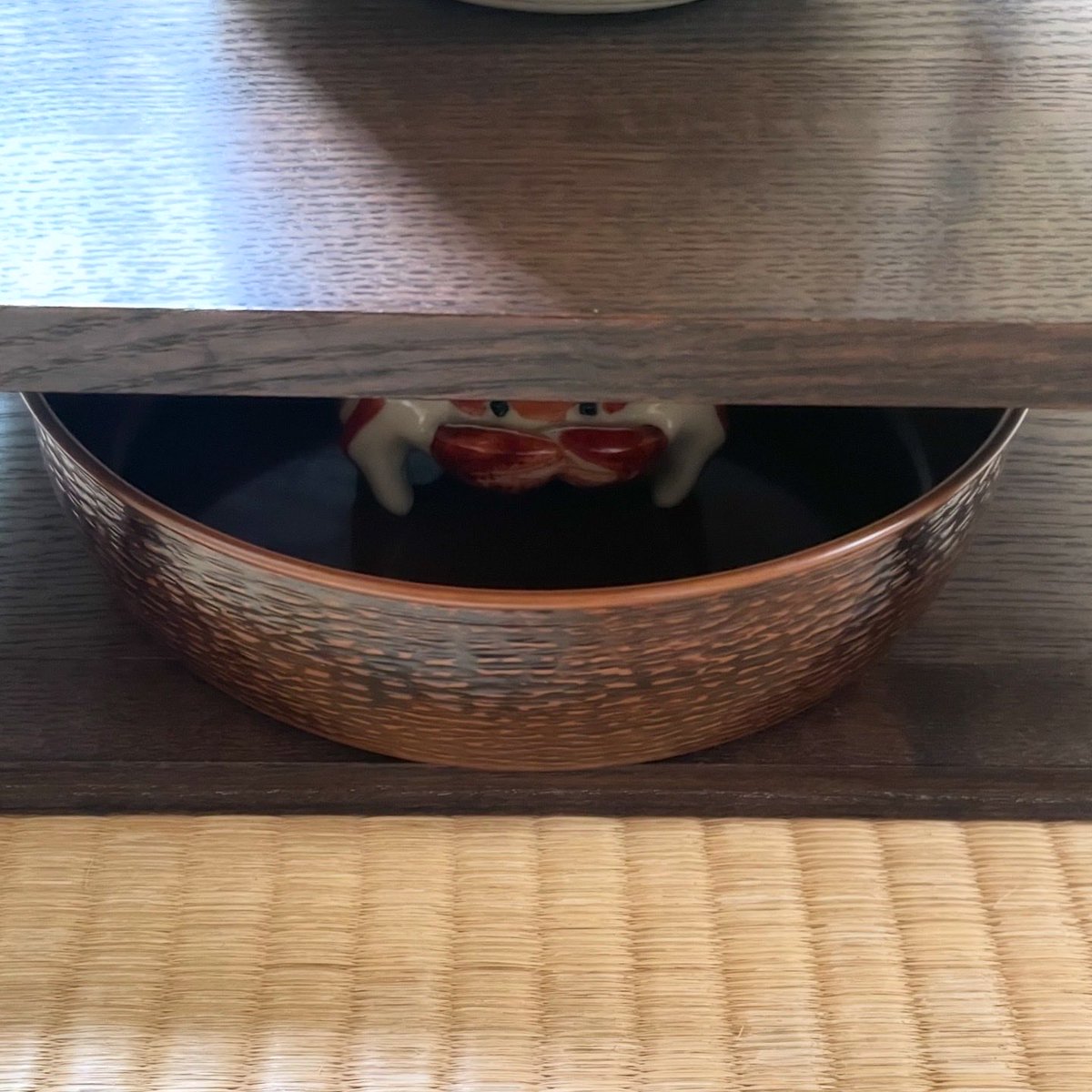 SOHKI10's tweet photo. 毎年この季節に人気の蓋置🦀
抹茶のお供は、つぶし餡をわらび餅で包み香ばしいきな粉をたっぷりまとった一品🍵

Our beloved 🦀 futaoki (kettle lid rest) is back✨
Today’s matcha is served with warabi mochi filled with sweet red bean paste and dusted with kinako😋

#teaceremony #英語茶道 https://t.co/WTTR0HfxQ9