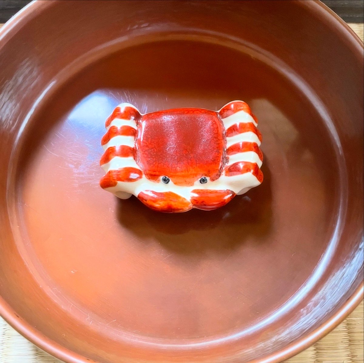 SOHKI10's tweet photo. 毎年この季節に人気の蓋置🦀
抹茶のお供は、つぶし餡をわらび餅で包み香ばしいきな粉をたっぷりまとった一品🍵

Our beloved 🦀 futaoki (kettle lid rest) is back✨
Today’s matcha is served with warabi mochi filled with sweet red bean paste and dusted with kinako😋

#teaceremony #英語茶道 https://t.co/WTTR0HfxQ9