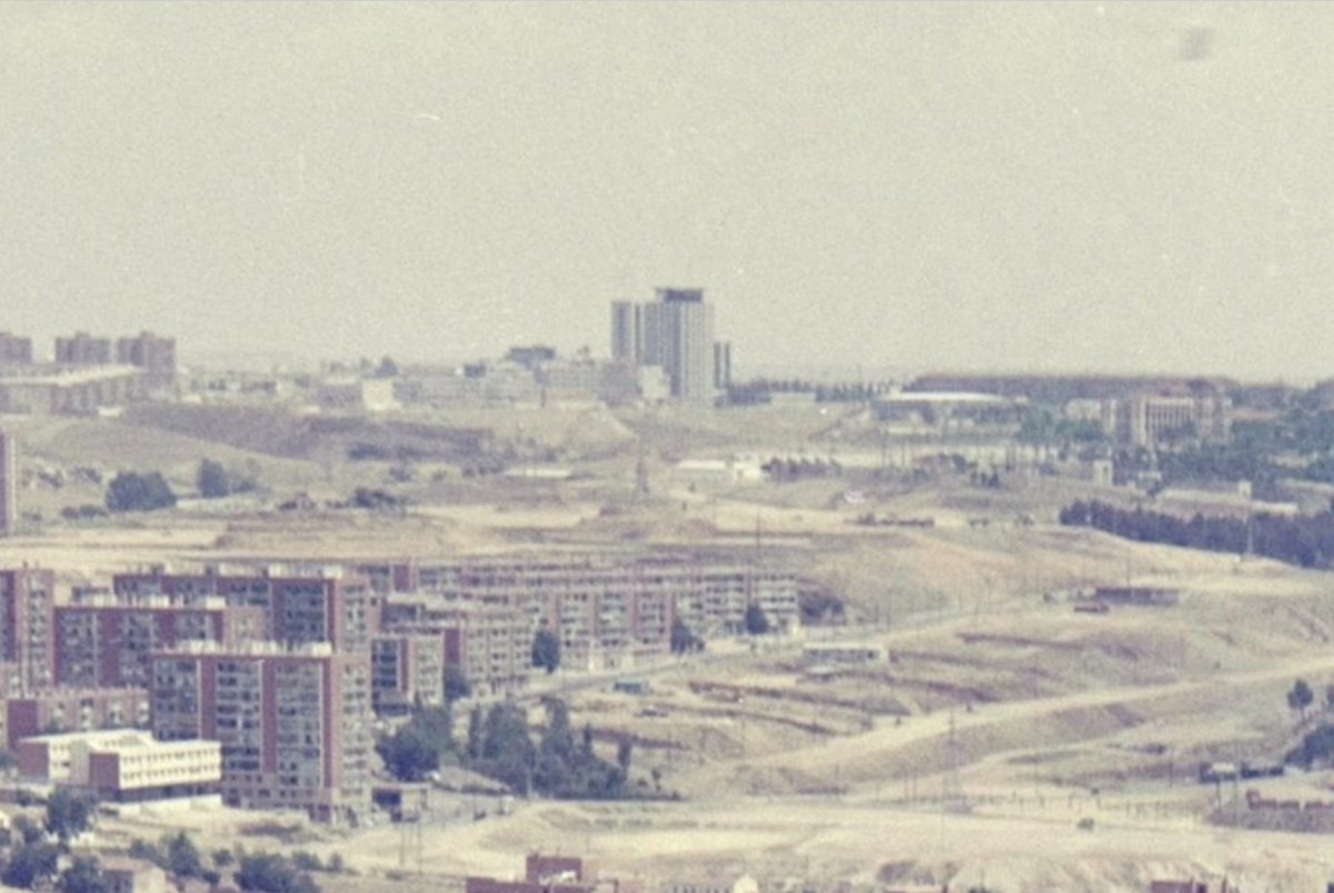 MadridAntiguo's tweet photo. El antiguo hospital de Puerta de Hierro y su sinuosa estructura obra de Bosch Aymerich, un adelanto en la época que se construyó. Detrás, se suman los barrios de Saconia, del Pilar y el caserío enorme de Tetuán. Bien al fondo, La Paz y los descampados (1970, Archivo Bagüés, BNE) https://t.co/dbqJbhcs55