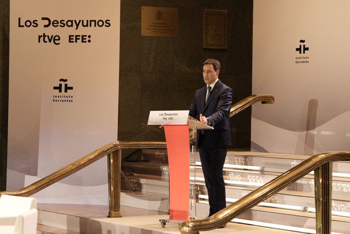 InstCervantes's tweet photo. Hoy hemos recibido en el @InstCervantes al #lehendakari, protagonista de una nueva edición de #LosDesayunosRTVEEFE, la serie de encuentros de @rtve y @EFEnoticias con figuras de la actualidad política, social y cultural 🇪🇸 que acoge nuestra sede central en Madrid.
#OngiEtorri! https://t.co/MWEMQ49WrE