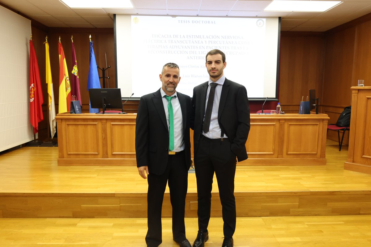 UCAM_Investiga's tweet photo. 🎓👏 Enhorabuena a los nuevos doctores Luis Blanco López y Giovanni Raso por la defensa de sus tesis doctorales.

🦵⚡ Luis Blanco ha investigado nuevas formas de mejorar la rehabilitación tras una lesión de ligamento cruzado anterior, una de las más frecuentes en el ámbito deportivo.

🏟️🌍 Giovanni Raso ha centrado su tesis en el turismo deportivo y su impacto en el desarrollo económico regional, analizando también la percepción de los residentes.