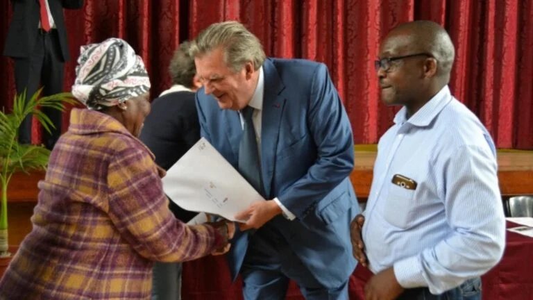 insight_4thread's tweet photo. 🚨 BILLIONAIRE STEPS UP: Johann Rupert just recapitalized the Khaya Lam land reform project — and thousands of underprivileged South Africans are about to get land and housing. This is how you make a REAL impact. 🏠🔥🇿🇦 https://t.co/R0Oa9eGO2u