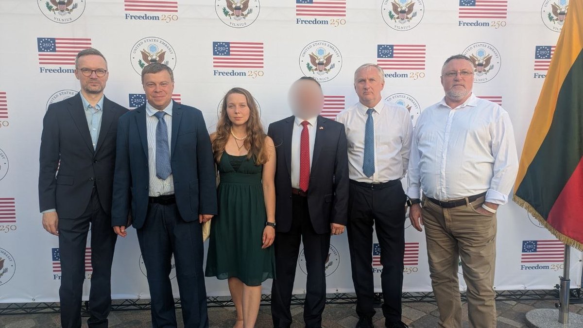 imthe_marfa's tweet photo. Адзначылі 250-годдзе ЗША разам! Прыняцце Дэкларацыі незалежнасці 1776 года падарыла свету словы: «Усе людзі створаны роўнымі».
Дзякуй Джону Коўлу @johnpcoale  і @ChrisWelbySmith  за намаганні па вызваленні палітвязняў у Беларусі. Спадзяюся, хутка будуць добрыя навіны! https://t.co/aoD9Uv3hBt