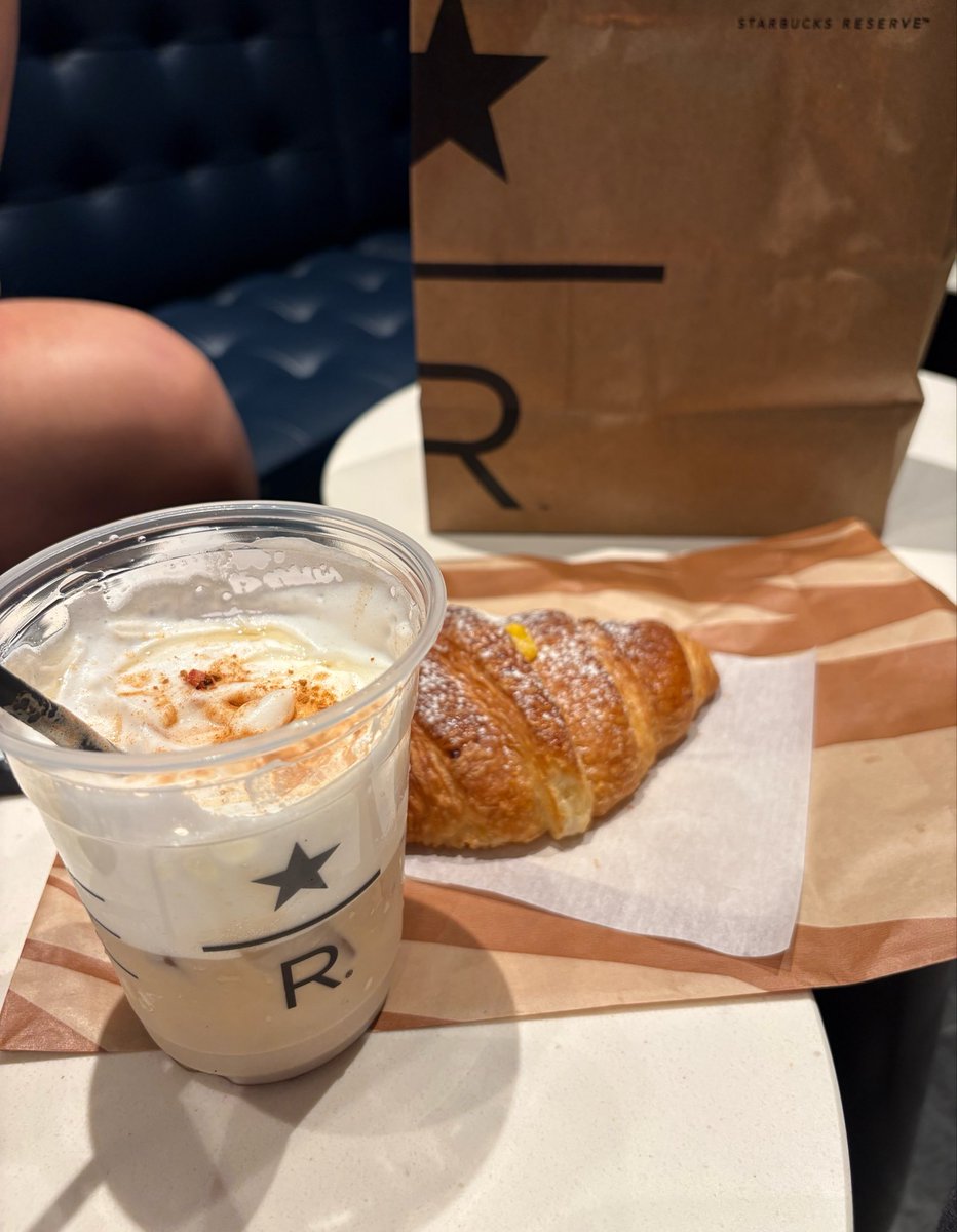 kaoripomupomu's tweet photo. スタバリザーブからのアメ村で甲賀流
スタバリザーブ中々ないけどまじで美味しいから超おすすめ https://t.co/mYGQpgRZsG