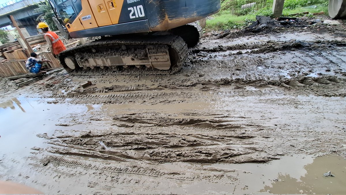 kaushikgiri_etv's tweet photo. Residents of Pranabananda Rd, Briji East, Patuli (Ward 110, Kolkata‑700084) are facing severe disruption for days due to pipeline works under @NamamiGangeProject by @kmc_kolkata (supervised by EMSLIMITED). It's miserable, safety measures needed to avert accident #Kolkata #Ward110 https://t.co/oFUbwUNRud