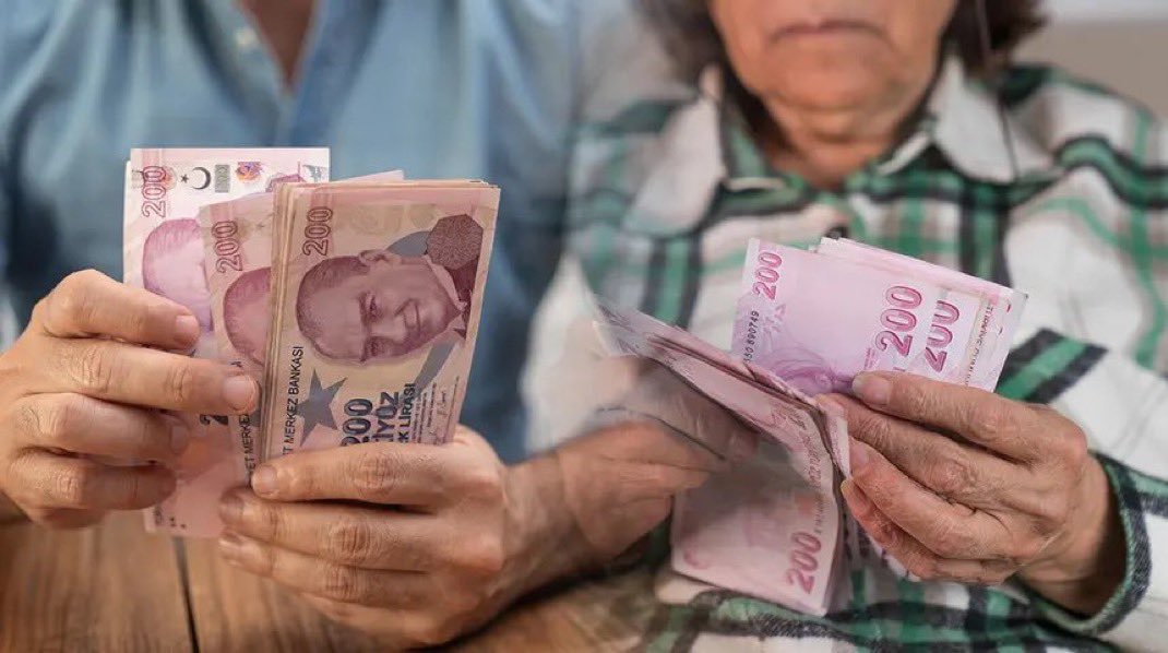sokakkedisitv's tweet photo. 🔴 #SONDAKİKA | 

• En düşük emekli maaşı 23 bin 552 TL

• En düşük memur emekli maaşı 31 bin 527 TL

• En düşük memur maaşı ise 70 bin 258 TL oldu. https://t.co/8p4qfqDyEk
