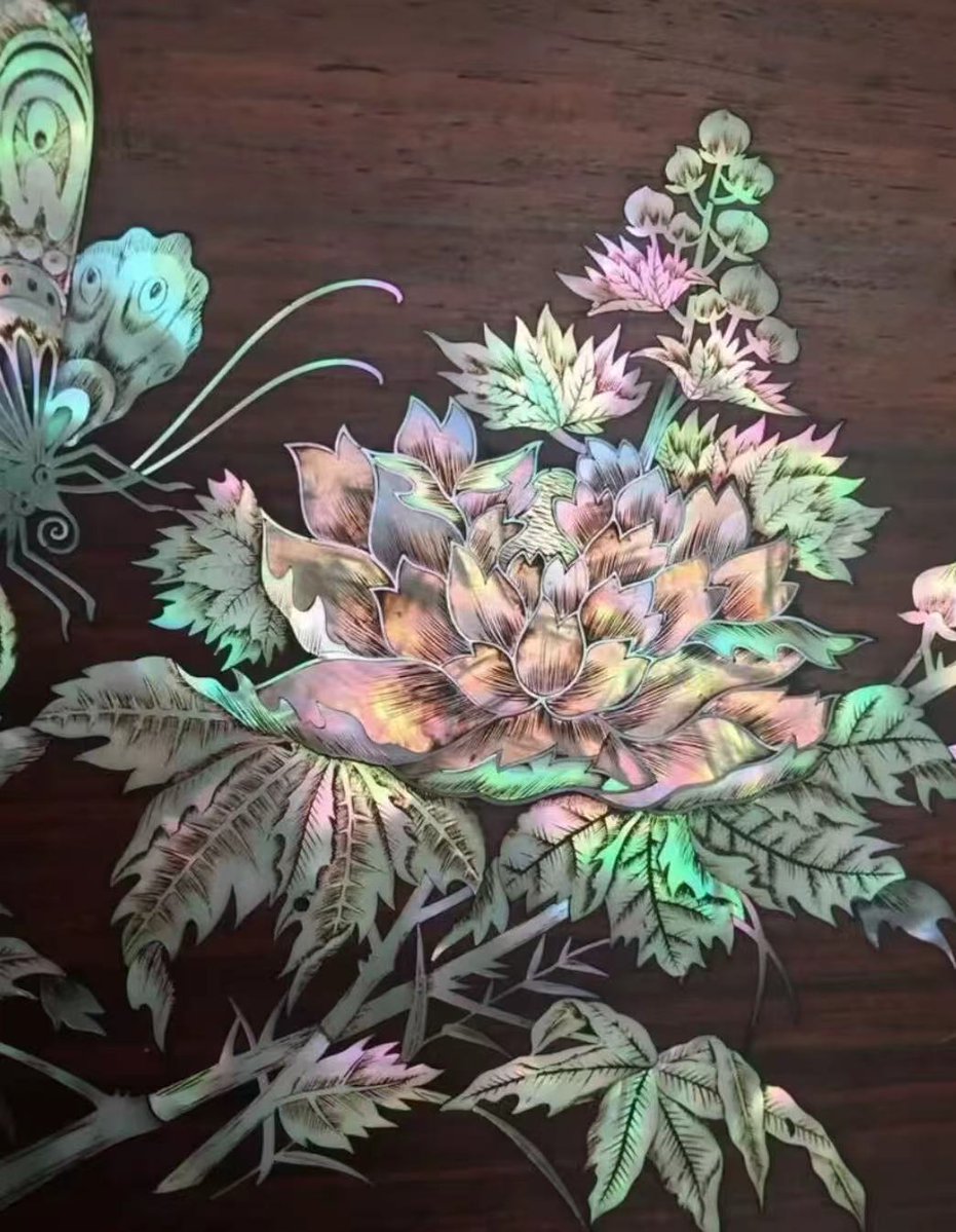 YunHeMing's tweet photo. Chinese intangible heritage: Mother-of-pearl inlay. 🥰Admired globally for millennia. 🌈Tiny polished seashell pieces create breathtaking iridescent artwork full of oriental elegance.#ChinaHeritage
#MotherOfPearlInlayCraft #TraditionalHandicraft #yunheming https://t.co/dxllYRE6c2
