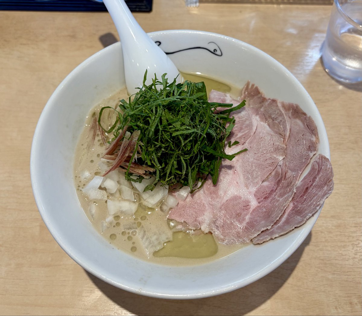 moshi_ao's tweet photo. 煮干中華そば 結。🍜
冷やしサバと大葉の中華そば＋大葉
浅利バターの和え玉

冷やし出た✨濃厚だけど大葉や茗荷が爽やかさをアシストして良い感じに！
めっちゃ美味しい😋一口目スープ飲んだ時、ツナマヨがふっとよぎった🙄拙い舌でお恥ずかしい😓
和え玉追加してお腹いっぱい〜また食べたい！ https://t.co/qAxWqfbKP9