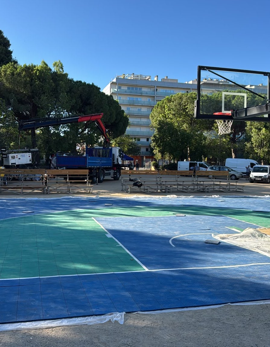 reus_cat's tweet photo. El muntatge de la gran pista urbana al Parc de Sant Jordi ja pren forma i demà arrenca el Torneig 3x3 Ciutat de Reus 🏀

@ReusEsport 

ℹ️https://t.co/6mm5B4Rh0q https://t.co/pE8FWLBMZj