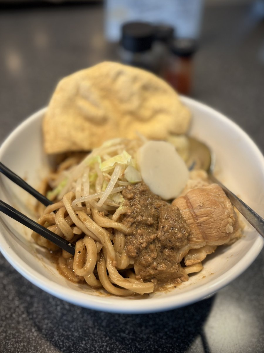 Hasuna_spice's tweet photo. 本日ご来店の皆様ありがとうございます。明日7/4(土)〜8(水)営業します。
まかないに極太麺の"太め"「ジンジャーポークキーマまぜそば」キーマがねっちょりからんでスープのあるラーメンよりもスパイス感あり。残ったタレにライスを入れてお腹いっぱい。眠たくなりましたが踏ん張って片付けました。 https://t.co/j4VfR6GwMk