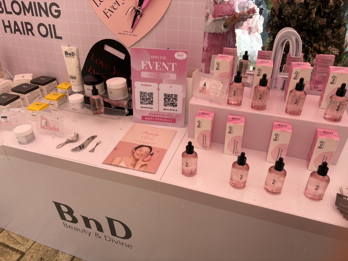 _____pi9's tweet photo. 📍BnD
アンダーアームクリームのイメージが強くあるブランド💭気になっていたからサンプルでクリーム使えるのが嬉しい🎶ボディーケアのみでなくヘアケア商品があることを初めて知った‼️ピンクでめちゃかわブースだった💞ヘアオイルは全身にも使えるみたい😳
#びゅーふる
#びゅーフェス
#びゅーふるレポ https://t.co/ZfleJGFiFt