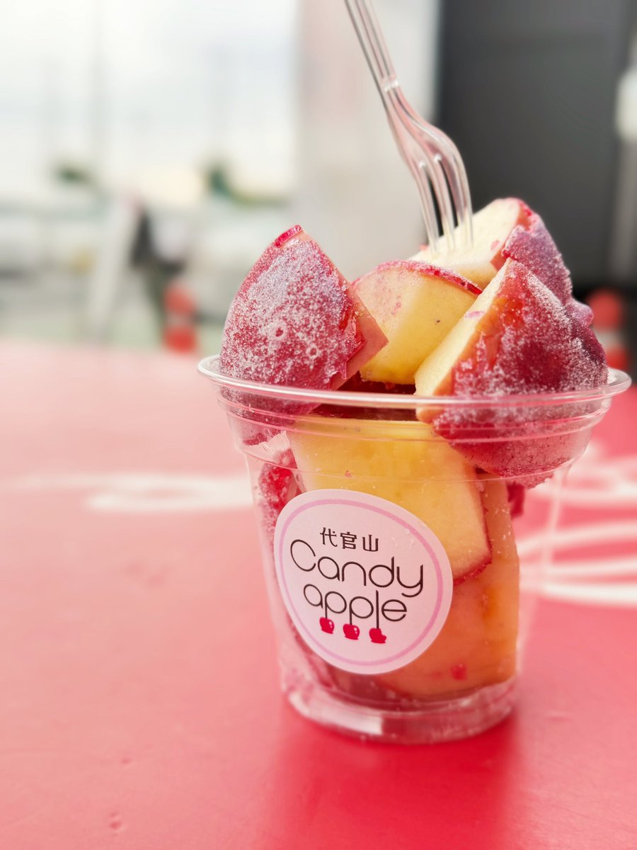 redspectacles's tweet photo. 一度食べてみたかったりんご飴 https://t.co/funX9QhOwn