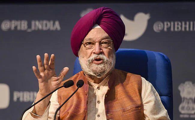 IndianTechGuide's tweet photo. 🚨 "Somebody is saying that fuel mileage is going to drop. It is now well established that ethanol is even used in racing cars. Acceleration improves. What is that called? Knocking? Knocking also improves. Mileage? Yes, it may drop a little. But it may drop slightly due to various factors."

- Petroleum minister Hardeep Singh on ethanol-blended fuel
